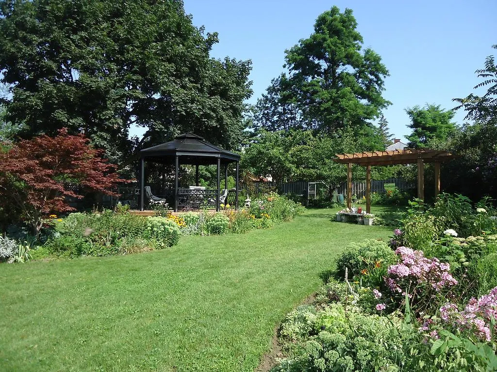 Absolute Elegance Bed And Breakfast Niagara Falls Bed & Breakfast