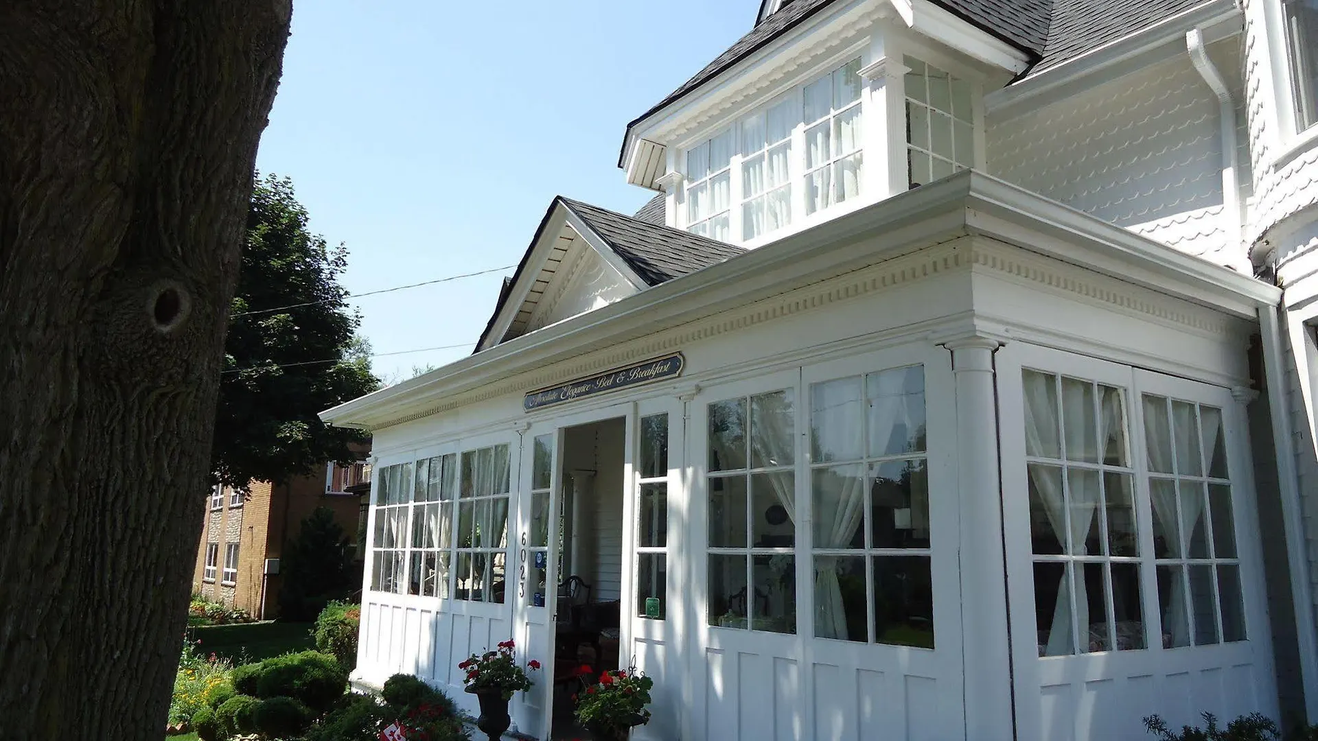 Absolute Elegance Bed And Breakfast Niagara Falls Bed & Breakfast